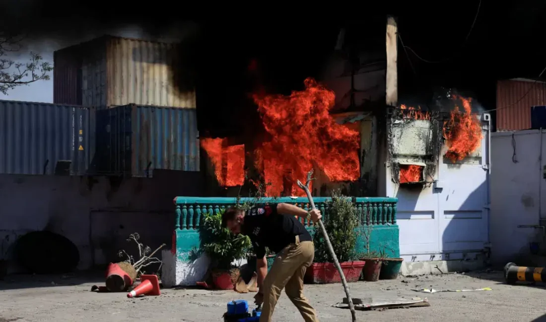 İran’ın dini liderinin vefatı sonrası Pakistan’da tansiyon yükseldi ve Karaçi’deki