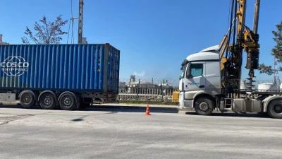 Kocaeli’nin Körfez ilçesinde yol kenarında durarak aracını kontrol etmek isteyen