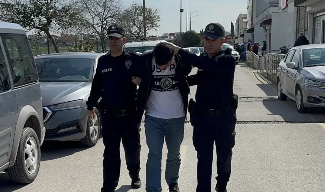 Adana’nın Seyhan ilçesinde trafiği hiçe sayarak direksiyonu elleri yerine ayağıyla