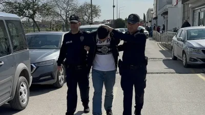 Adana’nın Seyhan ilçesinde trafiği hiçe sayarak direksiyonu elleri yerine ayağıyla