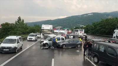 Manisa’nın Salihli ilçesinde akşam saatlerinde meydana gelen zincirleme trafik kazası