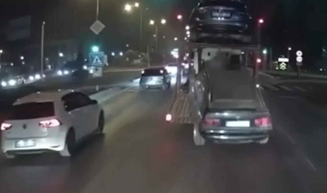 Bolu’da seyir halindeki bir çekicinin üzerinde taşınan otomobilin bir anda