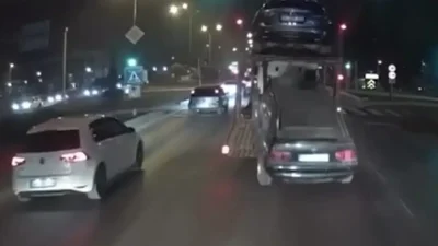 Bolu’da seyir halindeki bir çekicinin üzerinde taşınan otomobilin bir anda