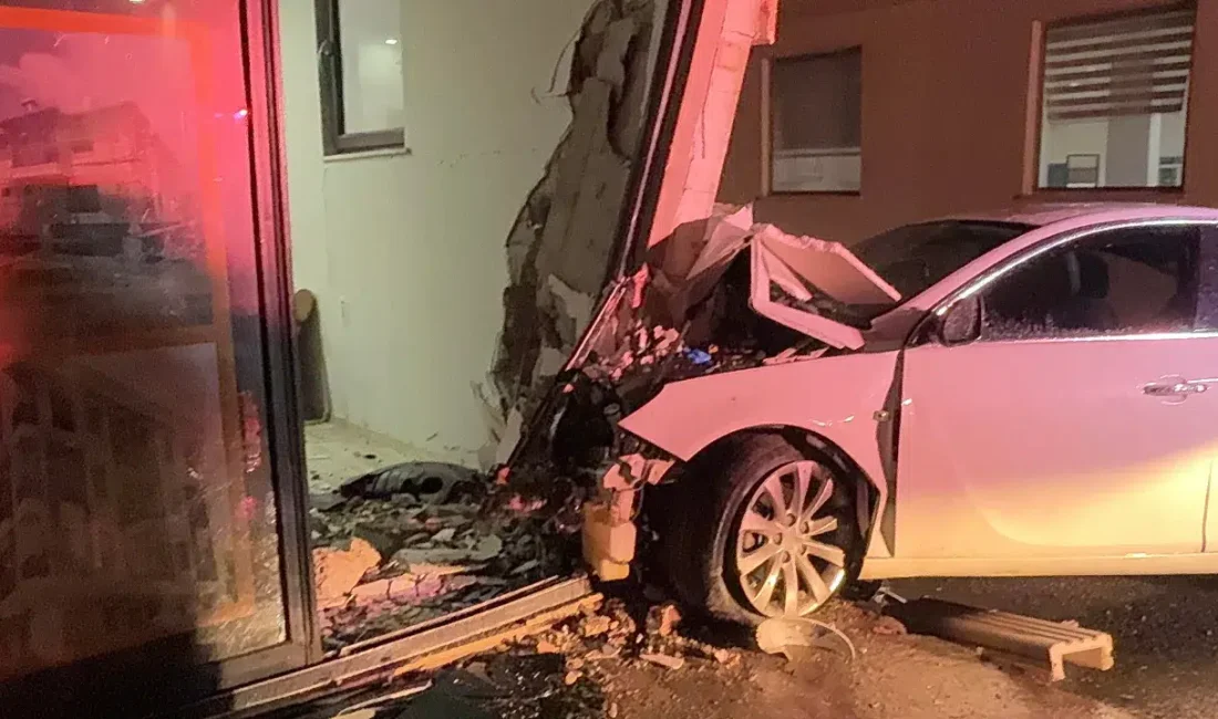 Antalya’nın Gazipaşa ilçesinde kontrolden çıkan bir otomobilin önce park halindeki