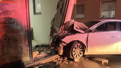 Antalya’nın Gazipaşa ilçesinde kontrolden çıkan bir otomobilin önce park halindeki