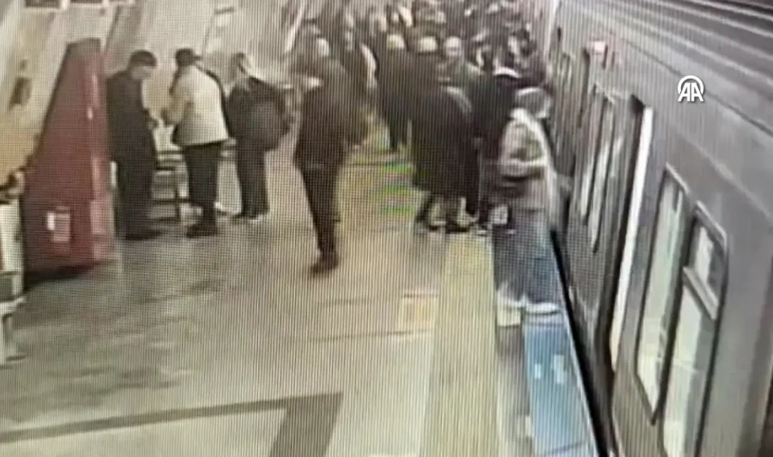 İstanbul’un en kalabalık noktalarından biri olan Taksim metrosunda bir kadının