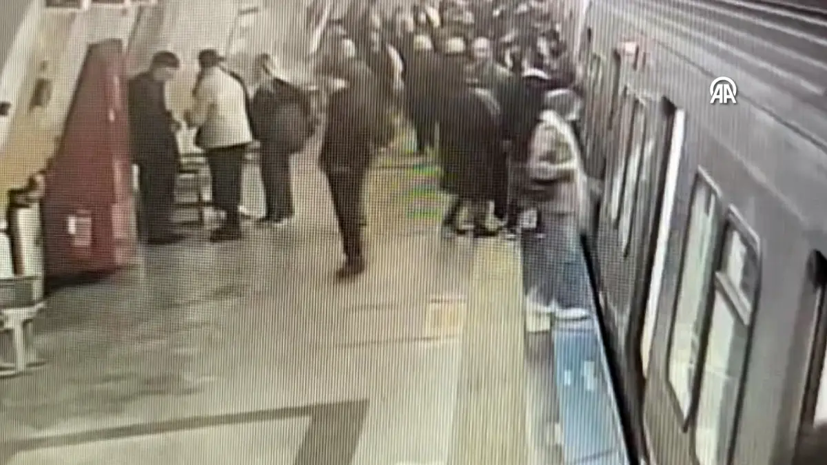 İstanbul’un en kalabalık noktalarından biri olan Taksim metrosunda bir kadının