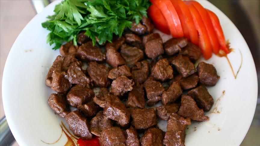 Mersin Büyükşehir Belediyesi aşevinde dağıtılan kavurmaların içinden bir yarış atına