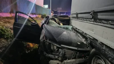 Kahramanmaraş’ın Onikişubat ilçesinde seyir halindeki bir otomobilin önündeki tıra adeta