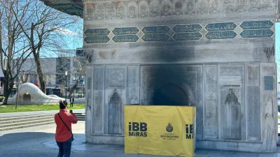 İstanbul’un simge yapılarından 1732 yapımı Tophane Meydan Çeşmesi’ni ateşe vererek