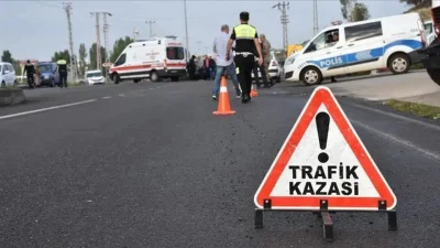 Aksaray’da seyir halindeki bir kamyonet ile otomobilin şiddetli şekilde çarpışması