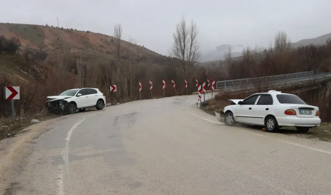 Elazığ’da iki otomobilin kafa kafaya çarpışması sonucu meydana gelen trafik