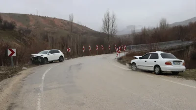Elazığ’da iki otomobilin kafa kafaya çarpışması sonucu meydana gelen trafik