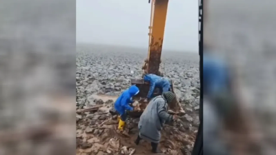 Şanlıurfa’nın Viranşehir ilçesinde sağanak yağışların ardından dağlık alan adeta bir