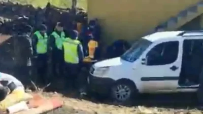 Diyarbakır’ın Çermik ilçesinde sürücüsünün direksiyon hakimiyetini kaybettiği hafif ticari aracın