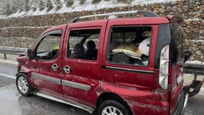 Afyonkarahisar-Uşak karayolu üzerinde seyir halindeyken kontrolden çıkan hafif ticari aracın