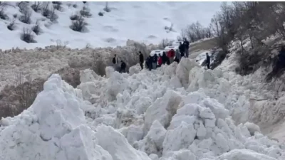 Şırnak’ın Beytüşşebap ilçesinde köy yoluna düşen dev çığ kütlesi bölgede