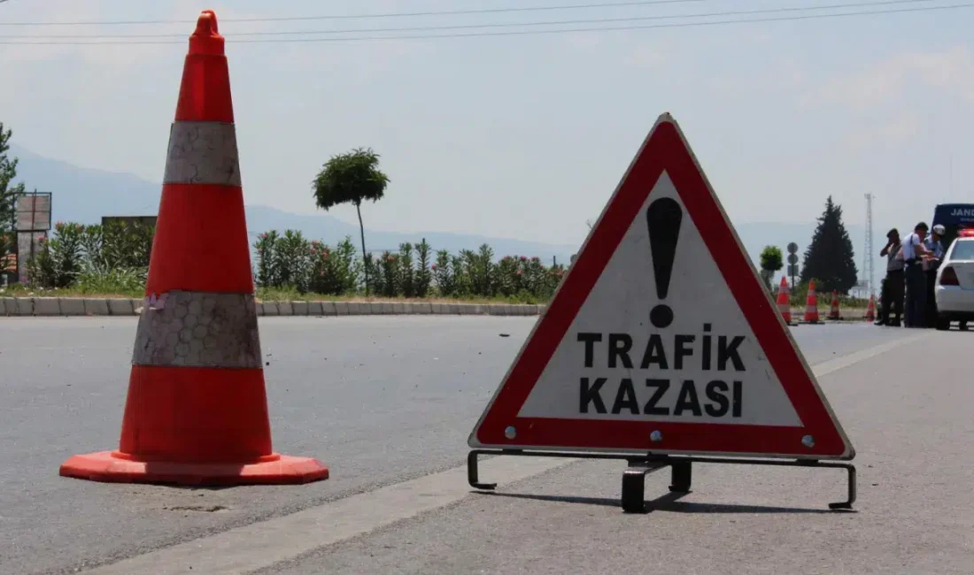 Antalya’nın Manavgat ilçesinde üç otomobilin birbirine girdiği zincirleme trafik kazası