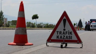 Antalya’nın Manavgat ilçesinde üç otomobilin birbirine girdiği zincirleme trafik kazası