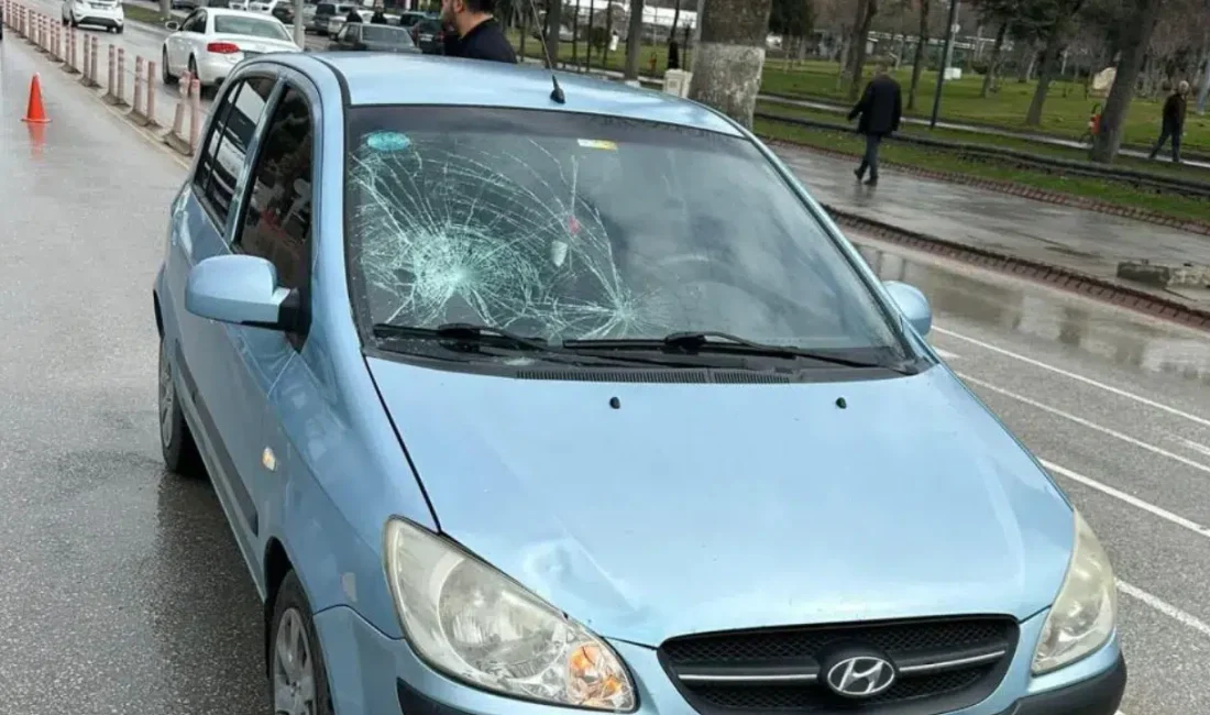 Malatya’da seyir halindeki bir otomobilin yolun karşısına geçmek isteyen vatandaşa