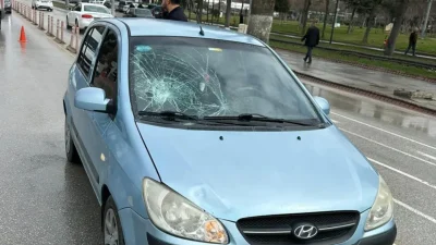 Malatya’da seyir halindeki bir otomobilin yolun karşısına geçmek isteyen vatandaşa