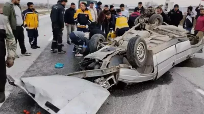 Çorum’un Alaca ilçesinde seyir halindeki bir otomobilin kontrolden çıkarak yol