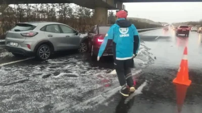 Şanlıurfa’da aniden etkili olan dolu yağışı sonrası kayganlaşan yolda kontrolden