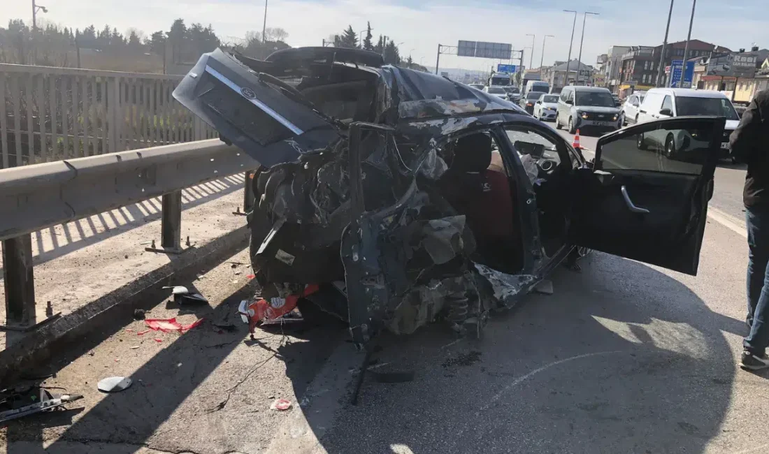 Balıkesir’in Bandırma ilçesinde direksiyon hakimiyetini kaybeden bir sürücünün refüjü aşarak