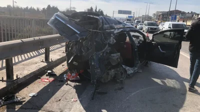 Balıkesir’in Bandırma ilçesinde direksiyon hakimiyetini kaybeden bir sürücünün refüjü aşarak