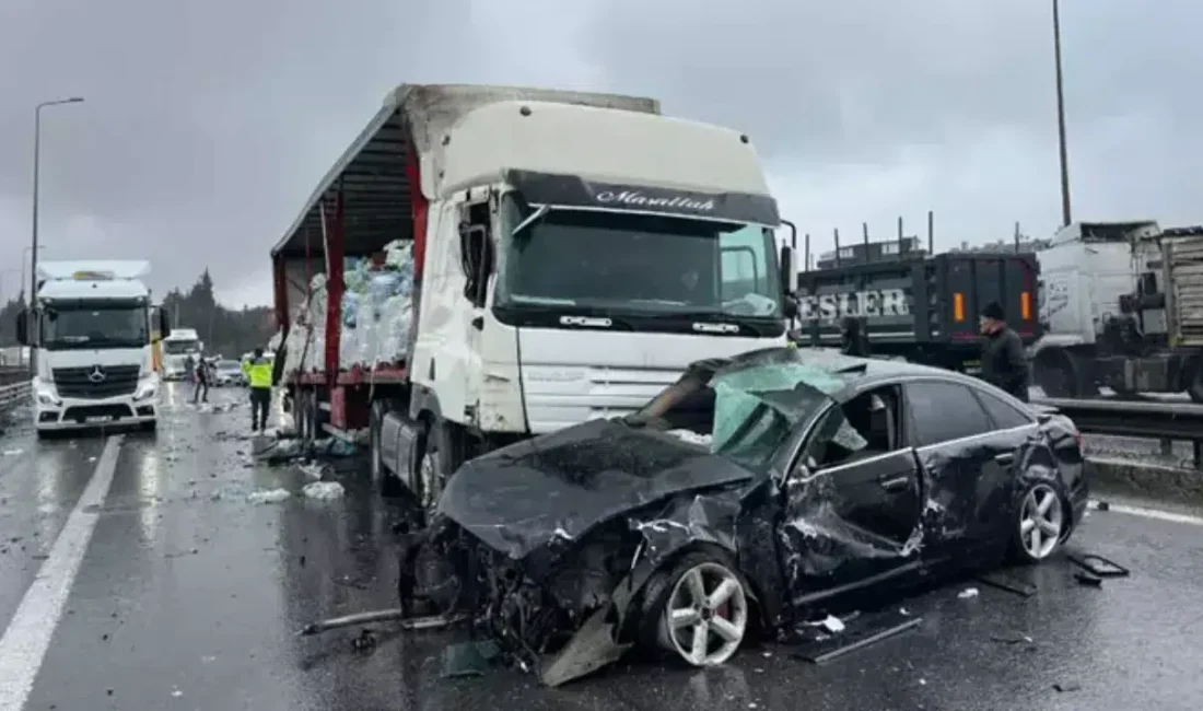 Kocaeli’nin İzmit geçişinde yağışlı havanın etkisiyle kontrolden çıkan 6 araç