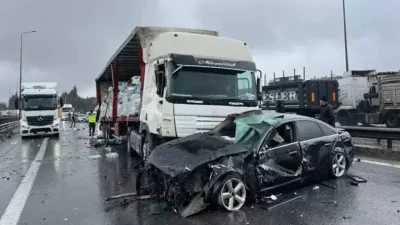 Kocaeli’nin İzmit geçişinde yağışlı havanın etkisiyle kontrolden çıkan 6 araç