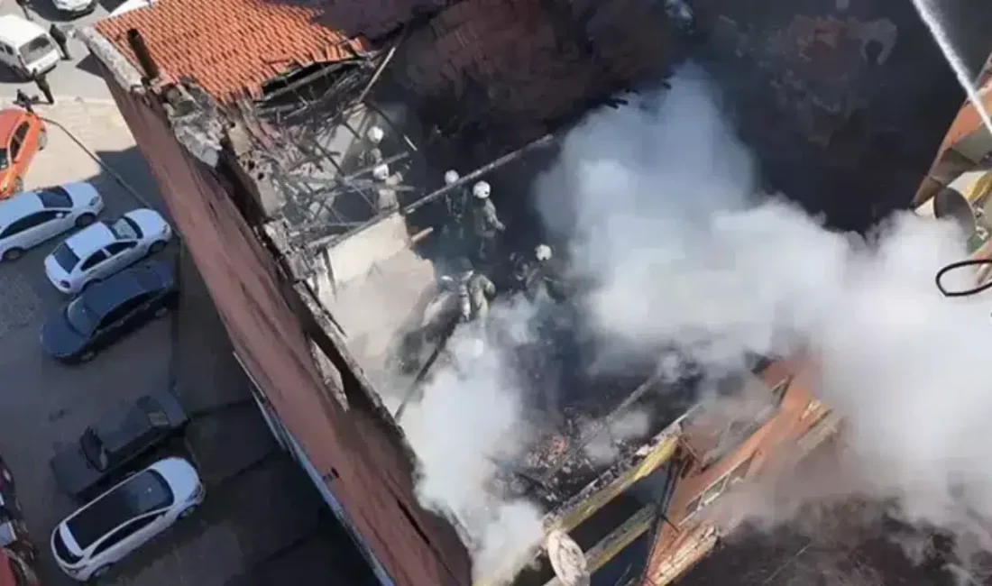 İstanbul Esenler’de 4 katlı bir binanın çatı katında çıkan yangın