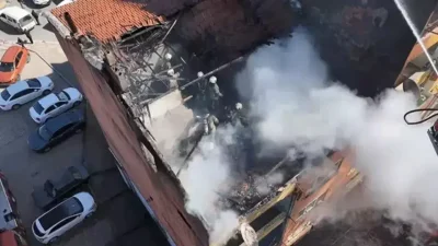 İstanbul Esenler’de 4 katlı bir binanın çatı katında çıkan yangın