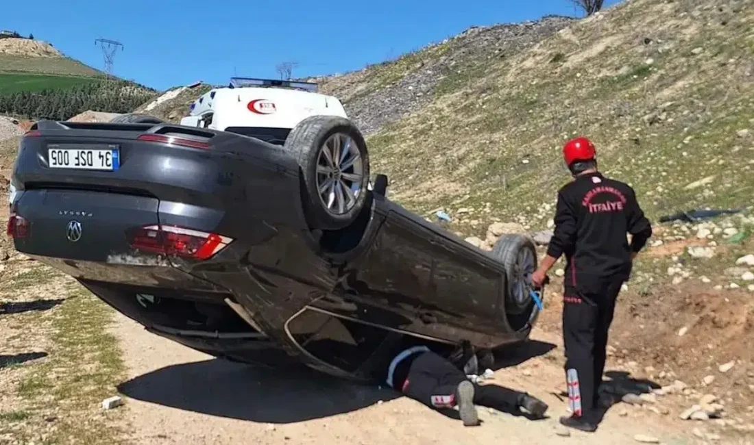 Kahramanmaraş-Kayseri karayolu üzerinde seyir halindeyken kontrolden çıkan otomobilin metrelerce yükseklikteki