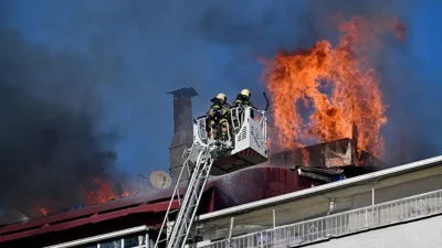 İstanbul Maltepe’de üç katlı bir binanın çatı katında aniden yükselen
