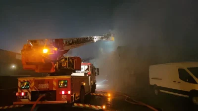 İstanbul Sultangazi’de öğle saatlerinde meydana gelen trafo yangını, kısa sürede
