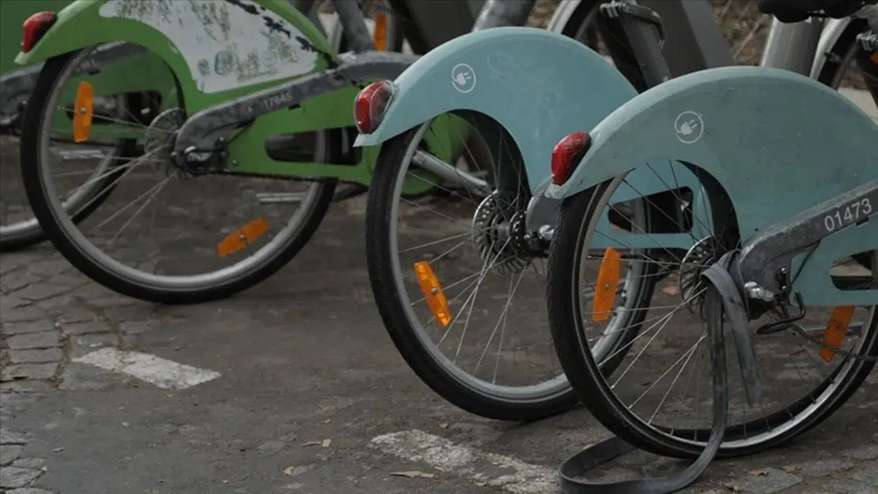 Adana’nın Yüreğir ilçesinde elektrikli bisiklet kullanarak uyuşturucu ticareti yaptığı belirlenen