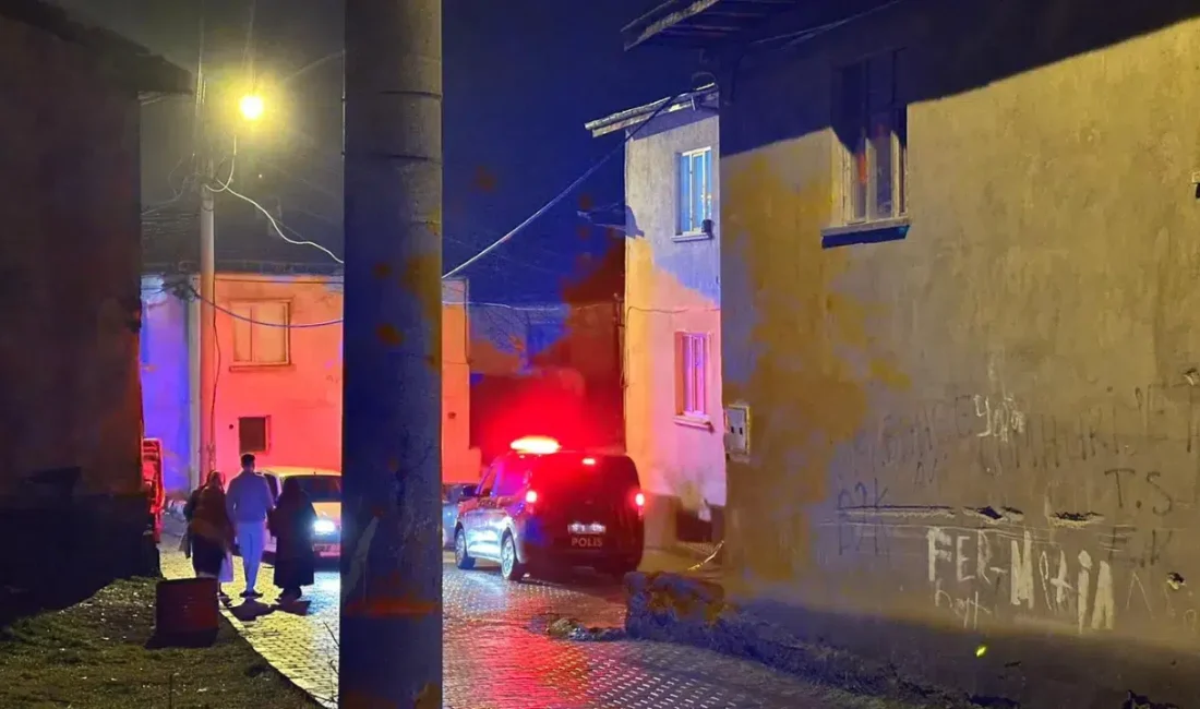 Çankırı’da gece saatlerinde bir ahşap evden yükselen alevler büyük bir