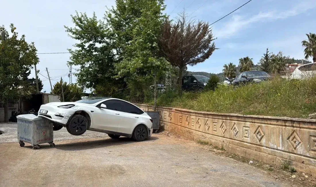 Antalya’nın Gazipaşa ilçesinde kontrolden çıkan Tesla marka otomobil, bir okulun