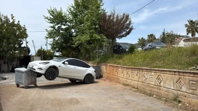 Antalya’nın Gazipaşa ilçesinde kontrolden çıkan Tesla marka otomobil, bir okulun