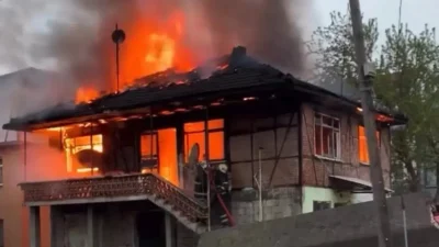 Düzce’nin Hamidiye Mahallesi’nde iki katlı bir evin üst katında aniden