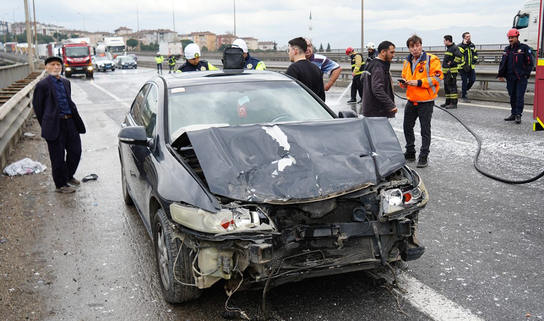 TEM Otoyolu İstanbul istikametinde yola dökülen imalat atıkları adeta faciaya