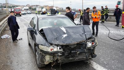 TEM Otoyolu İstanbul istikametinde yola dökülen imalat atıkları adeta faciaya