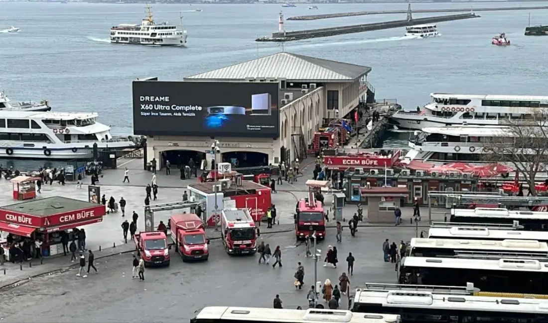 İstanbul Kadıköy İskelesi’nde akşam saatlerinde aniden başlayan büyük hareketlilik çevredekileri