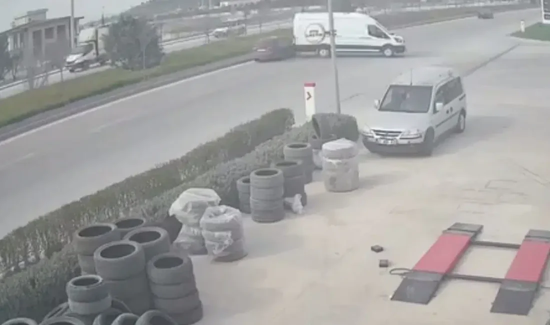 Konya’nın Selçuklu ilçesinde el freni çekilmeyen bir minibüsün kontrolsüz şekilde