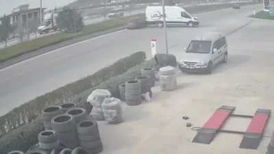 Konya’nın Selçuklu ilçesinde el freni çekilmeyen bir minibüsün kontrolsüz şekilde