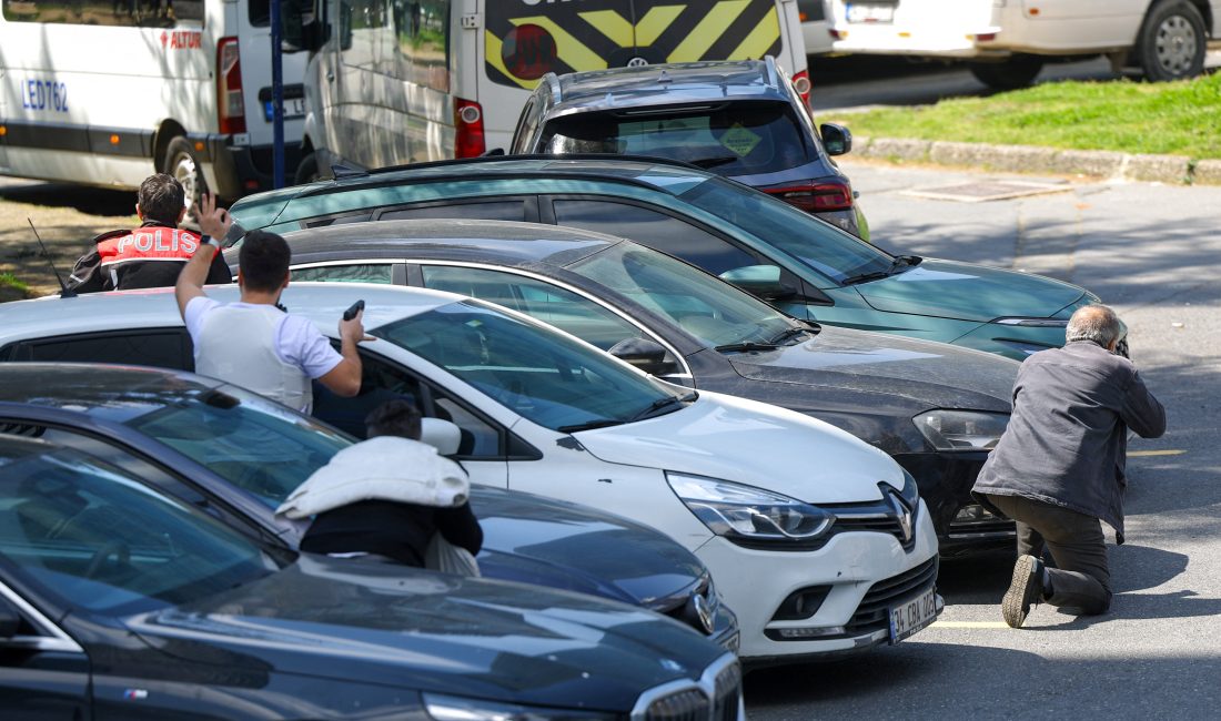 İstanbul’un Beşiktaş ilçesinde bulunan İsrail Konsolosluğu binası önünde emniyet güçleri