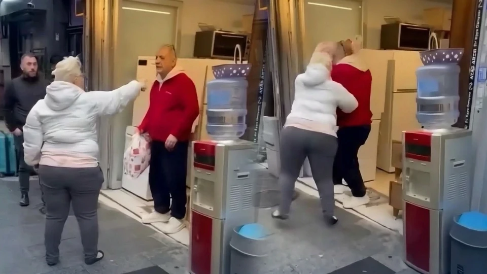 İstanbul Şişli’de akıllara durgunluk veren bir kavga yaşandı. Aldığı eşyanın
