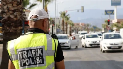 Bursa’nın Kestel ilçesinde motosikletinin üzerine uzanarak akrobatik hareketler yapan ve