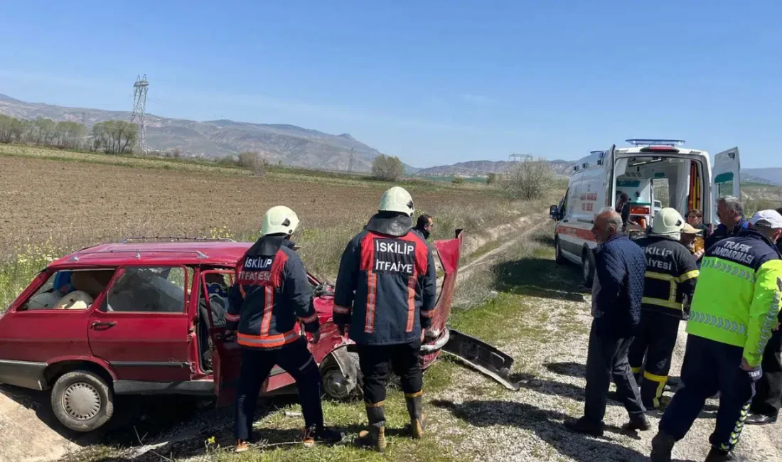 Çorum’da iki otomobilin kafa kafaya çarpıştığı feci kazada ortalık savaş